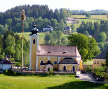 Die Kirche, auf einer kleinen Anhöhe über dem Ort Dorfstetten
